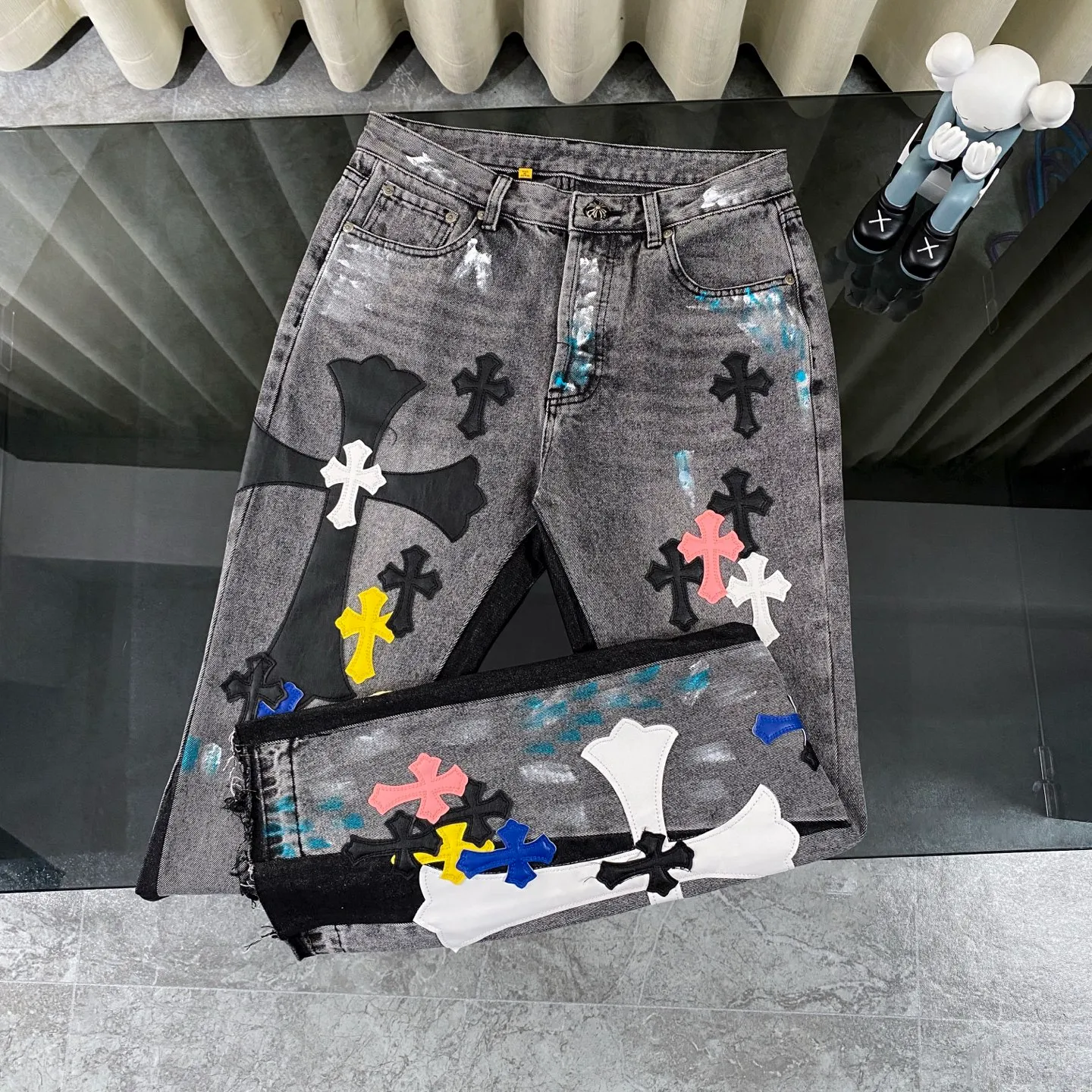 P330 CH Chromehearts colorful spliced ​​cross patch leather retro hand-painted splash-ink jeans, counter price 34W level, patch cross flower embellishment, washed jeans! ! An absolutely high-end luxury product, a 1.9W-level god-level single product, a super popular product, made by top heavy industry, a magic weapon that cannot be missed! [About Zangyin] This is an extremely luxurious fashion brand that can also be called the aristocracy of the high street. It has always been an exclusive brand for some hipsters or rich second generations. Compared with ordinary high streets, it is more luxurious and noble. Compared with luxury brands, it is more fashionable and individual. It has always been a brand that I have a special liking for. [Top heavy industry fashion design] Consistently high-street luxury style. Speaking of this style, the Zangyin family and GU family are definitely the leading representative brands. Especially the Zangyin family has really achieved a state-of-the-art effect in creating high-street style. The unique washed material is used to create this style. The color system is already quite eye-catching. After it is decorated with patchwork cross flowers, it cleverly highlights the charm of the brand. Secondly, this style uses classic The high-waist cutting design highlights the long legs and fashionable temperament of the upper body. The brand is highly recognizable and the slim fit configuration is more suitable for daily wear. It is a product that interprets personality, fashion, and specifications at a glance. This single product is enough to make any fan excited. It can be a white T-shirt for a youthful college style, or a tight suspender for a royal style. It has strong matching ability and can be easily controlled by men.  [Materials and craftsmanship] Needless to say, this point goes without saying. As an excellent craftsman brand, Zangyin’s requirements for details and craftsmanship are really perfect. The washed color of this model has gone through so many processes, not to mention the embellishment of denim appliques. It is also purely hand-made and sewn. Just like what they believe in, only hand-made things have soul and have the meaning of wear. A top-notch heavy-duty fashionable denim item, I look forward to your perfect interpretation! !  Color: black gray Size: 28-36